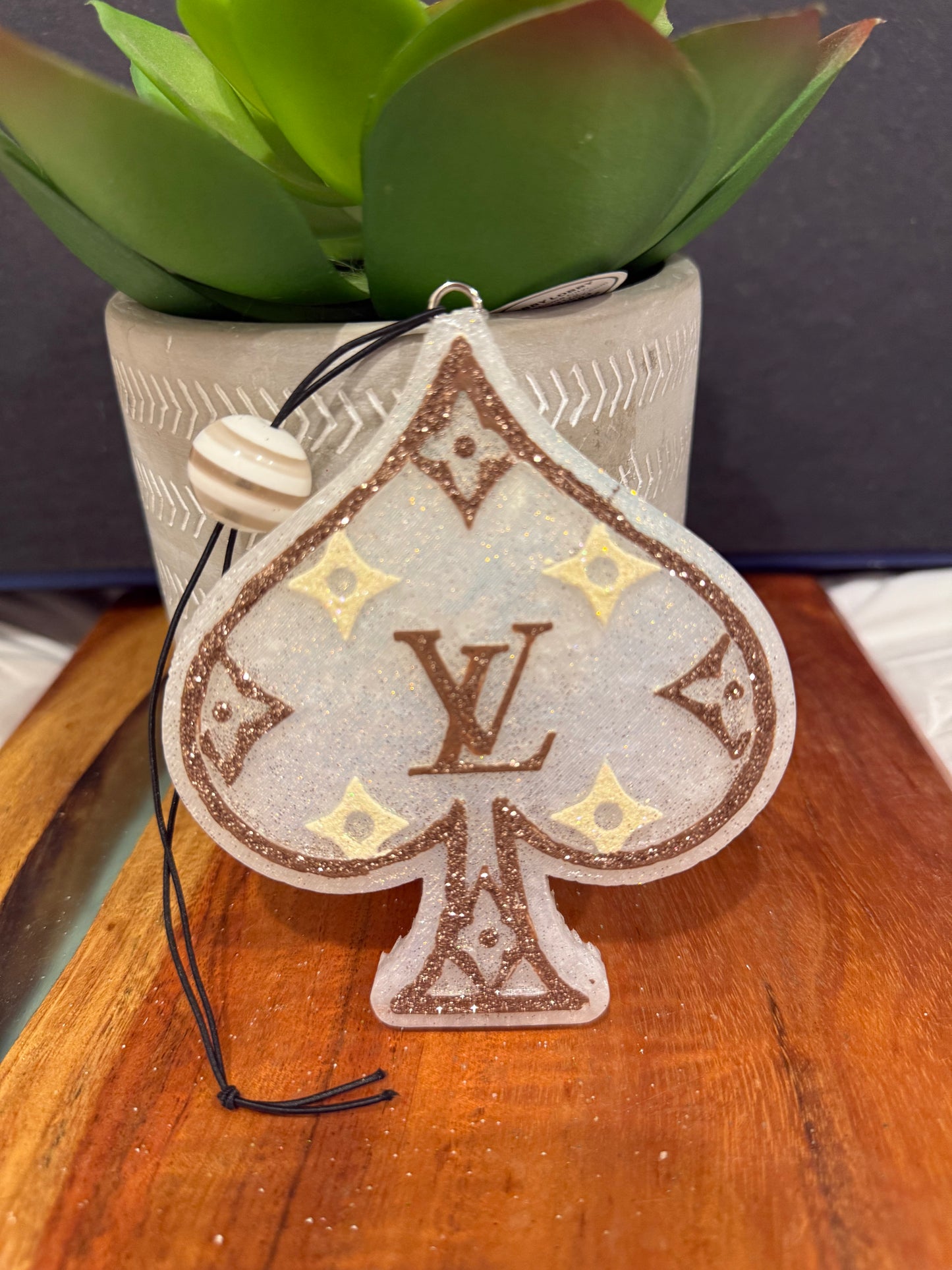 LV spade